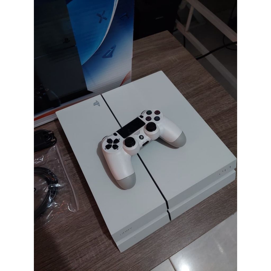 PS4 fat hen 500gb white edition Second like new