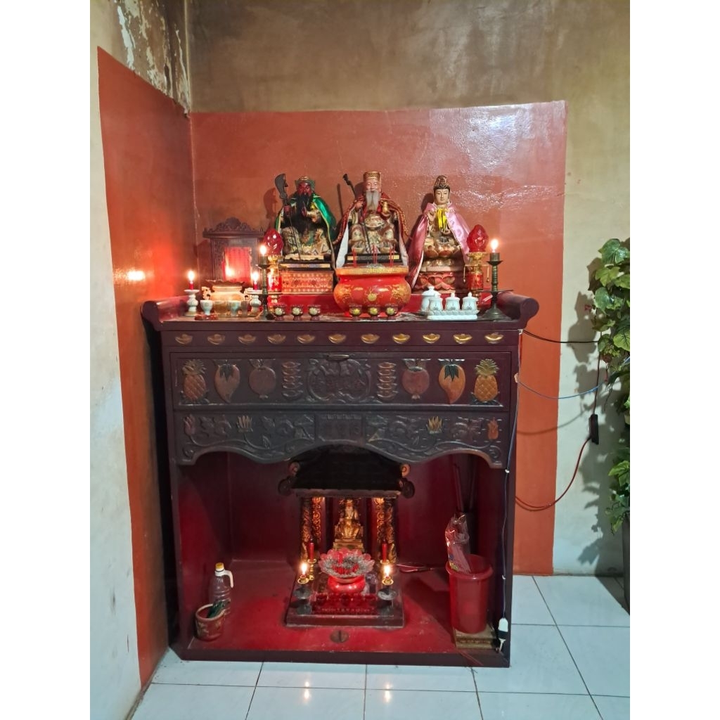 Satu Set Meja Altar Sembahyang Dewa Kwan Kong - Tu Di Gong - Dewi Kwan Im Kayu Solid
