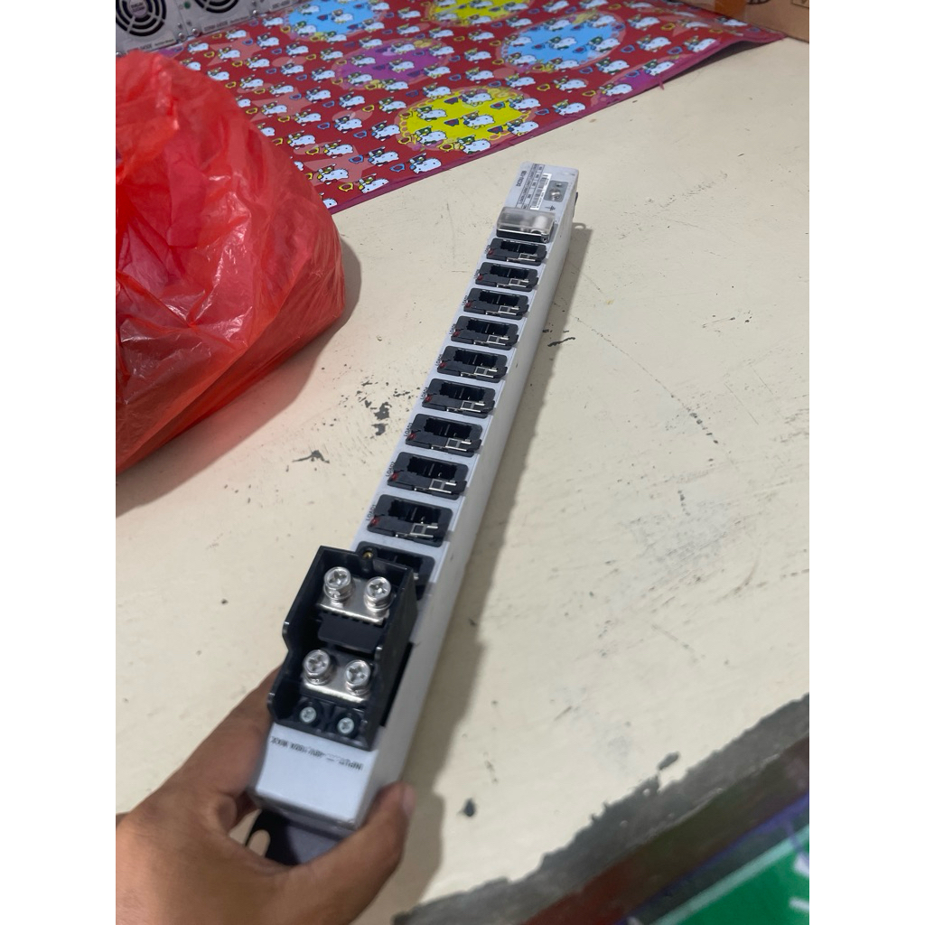 DCDU 12B ( tanpa soket)Pembagi arus dc 12V maximal 48V barang sesui foto tidak ada penutup power kon