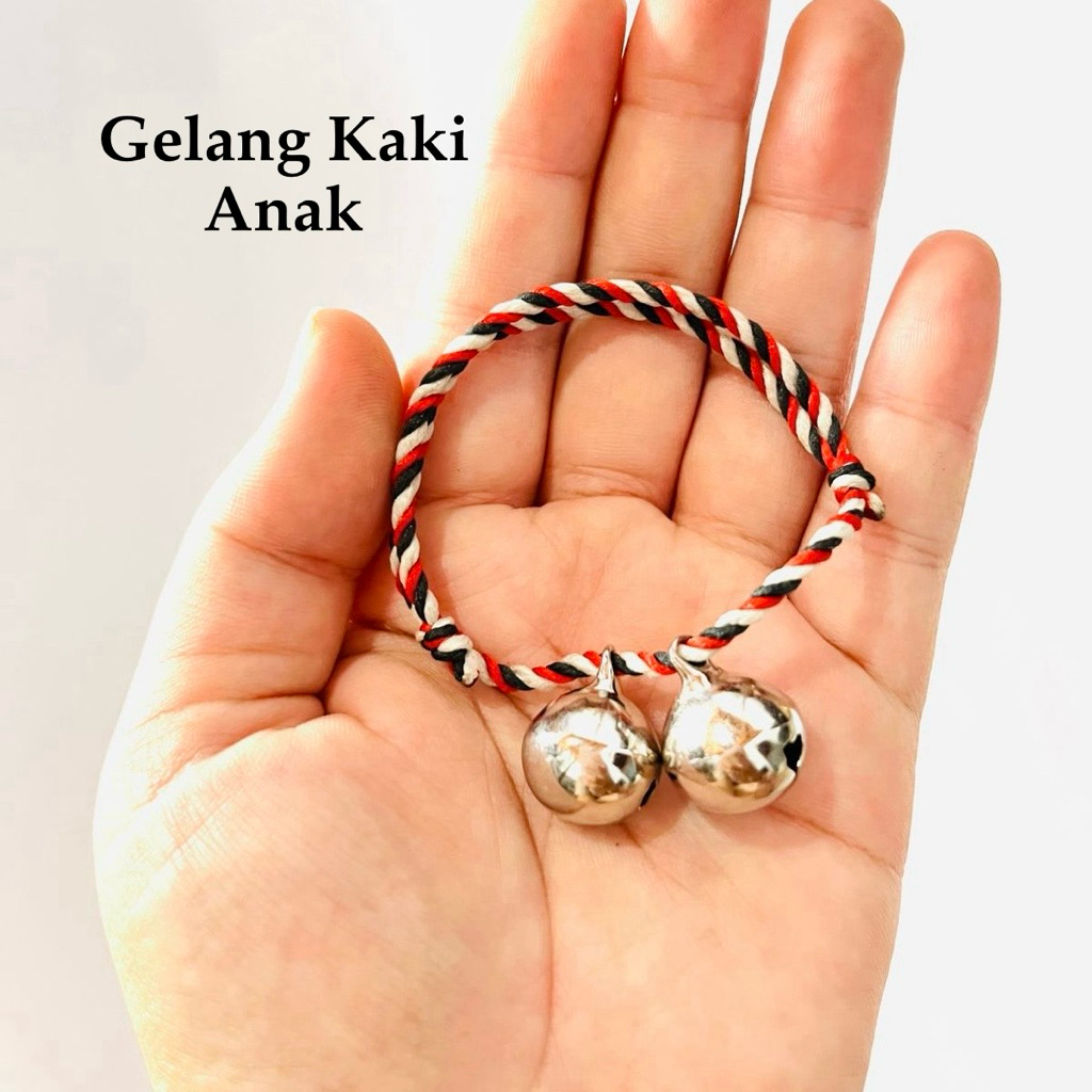 Gelang Kaki Anak 2 Lonceng Besar 14mm Bunyi Nyaring Tali Telon 3 Warna Merah Hitam Putih Serut Adjus