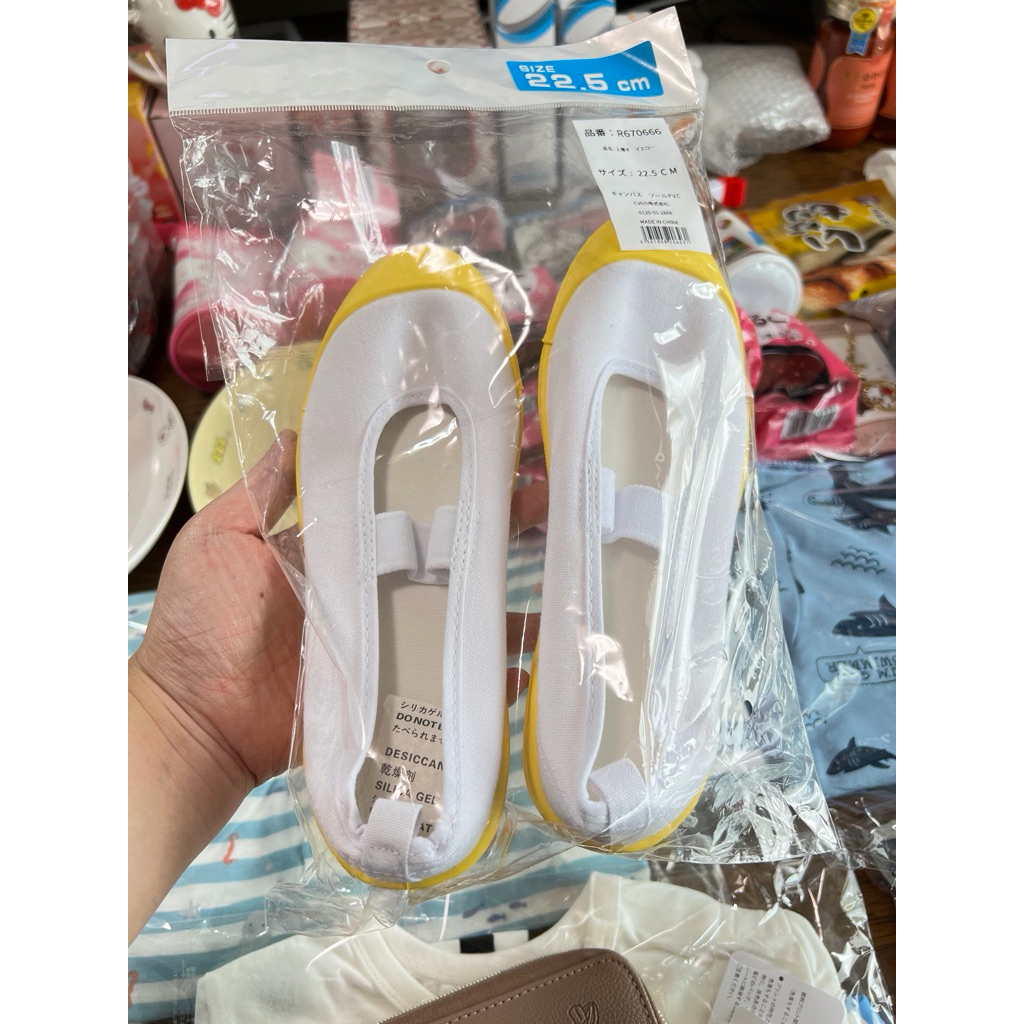 uwabaki atau sepatu di dalam rumah