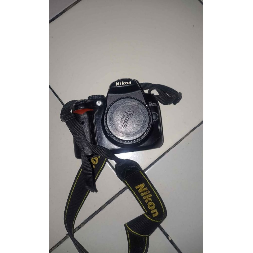 Kamera DSLR Nikon D5000 tanpa lensa