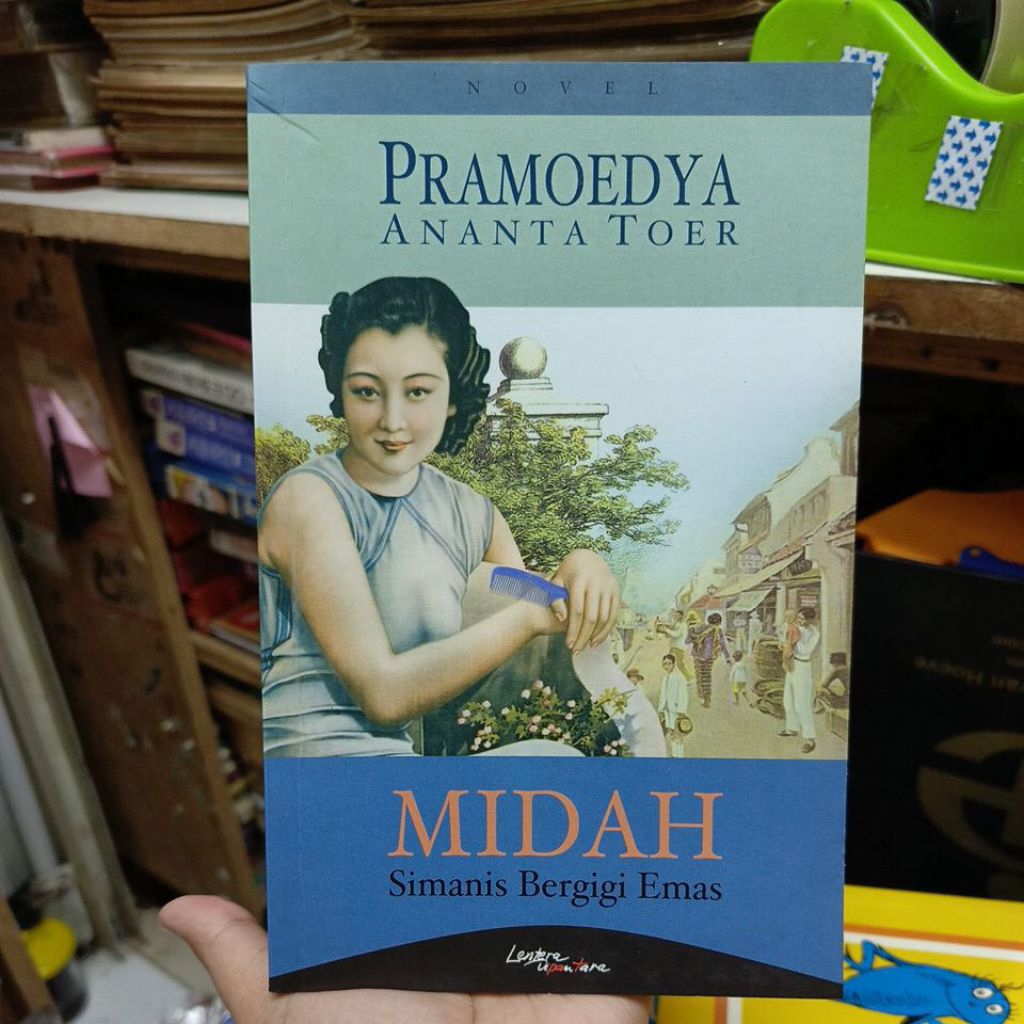 PRAMOEDYA ANANTA TOER MIDAH Simanis Bergigi Emas