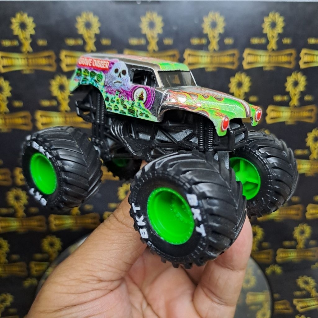 99% LOOSE MONSTER JAM LOOSE MONSTER JAM GRAVE DIGGER MONSTER JAM 1:64 MONSTER JAM KOLPRI KONDISI 99%