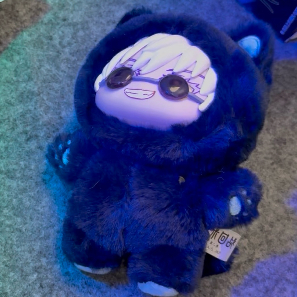 ohsome x jjk badge and JJK cake gashapon Ori