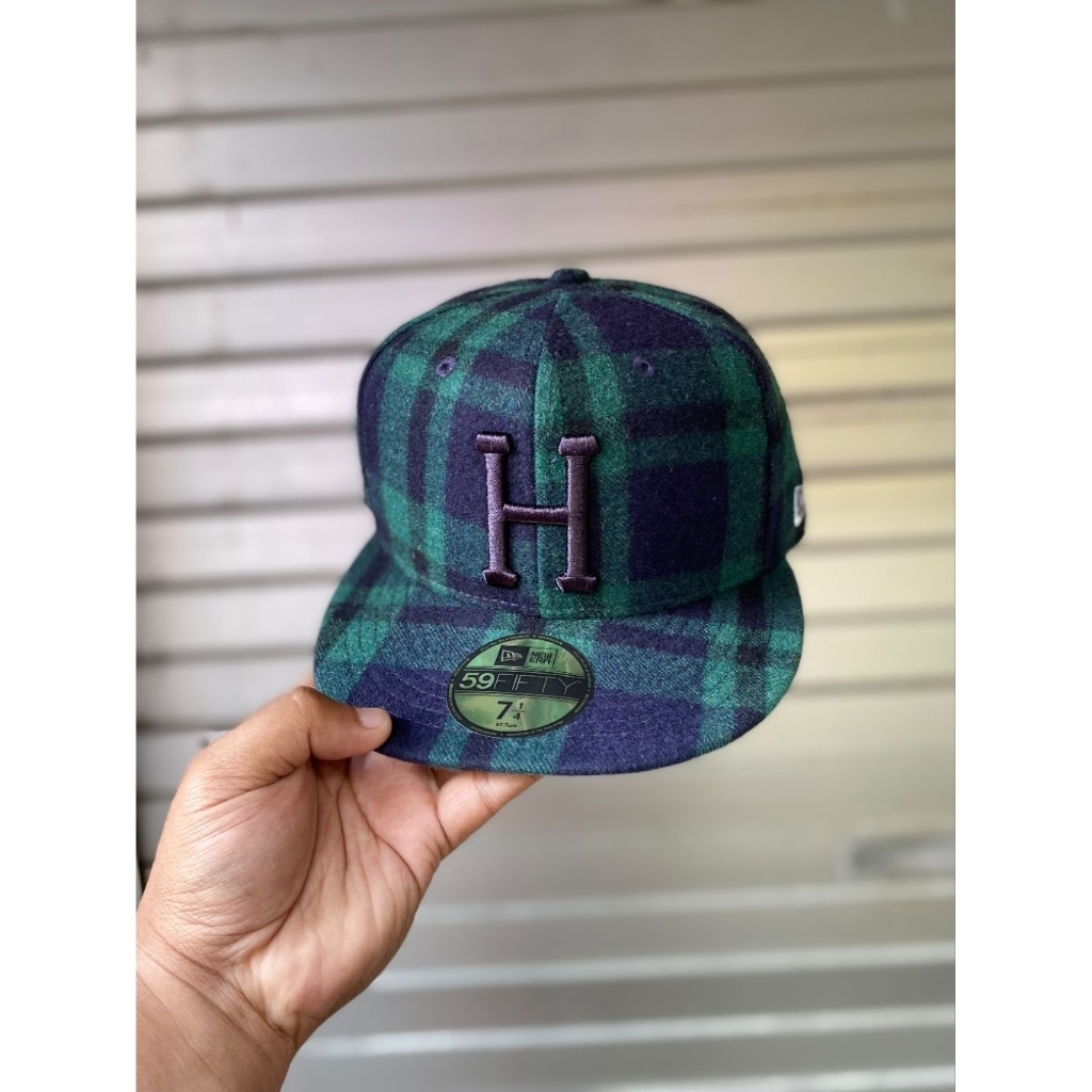 Topi New Era logo H
