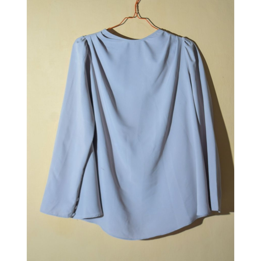 Wearing Klamby "Sleek Drapery" Blouse Size M - Blus Polos Light Grey