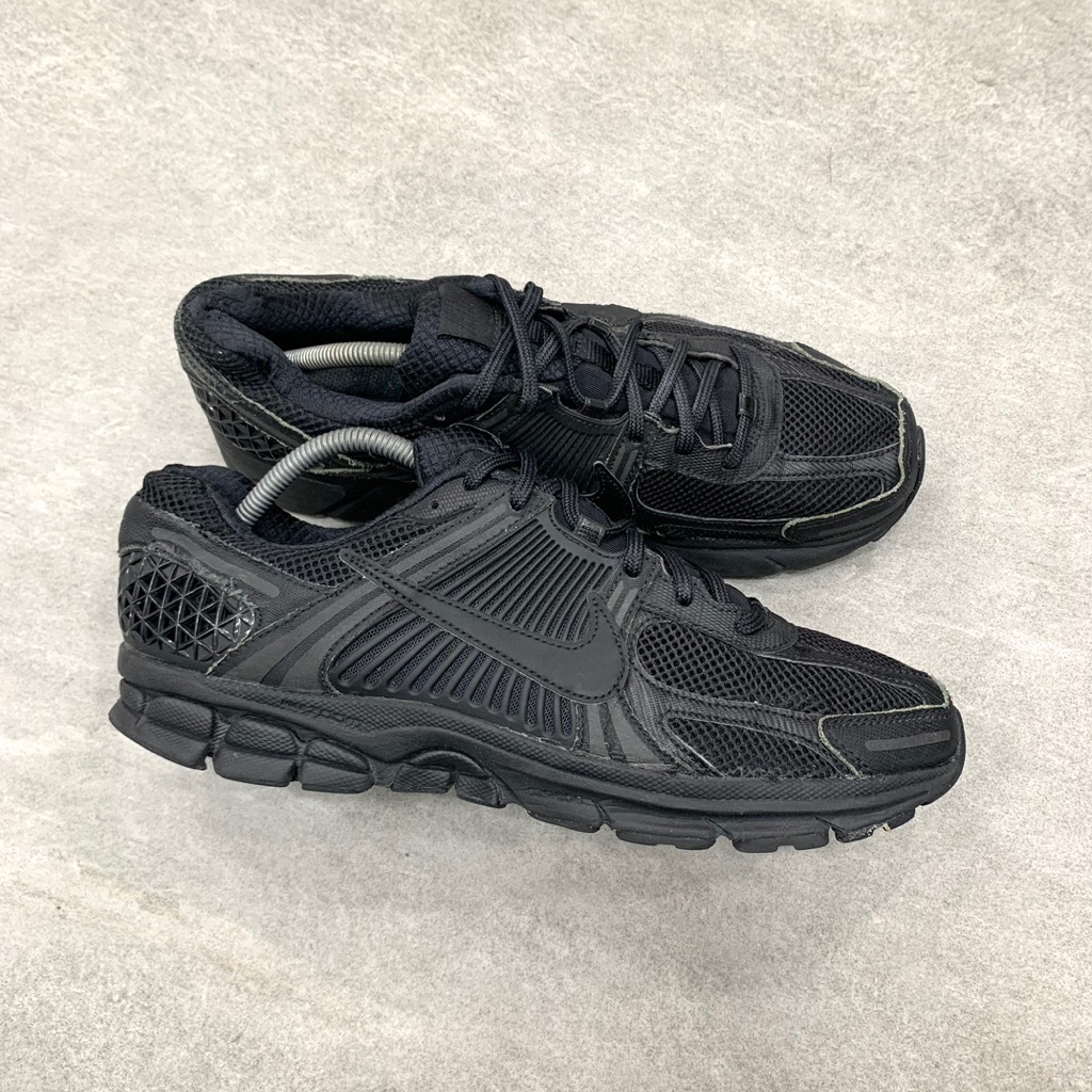 Nike Zoom Vomero "Triple Black"