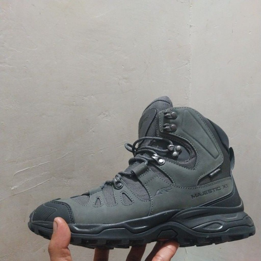 Sepatu hiking outdoor sepatu arei majestic x1 second belum pernah dipakai