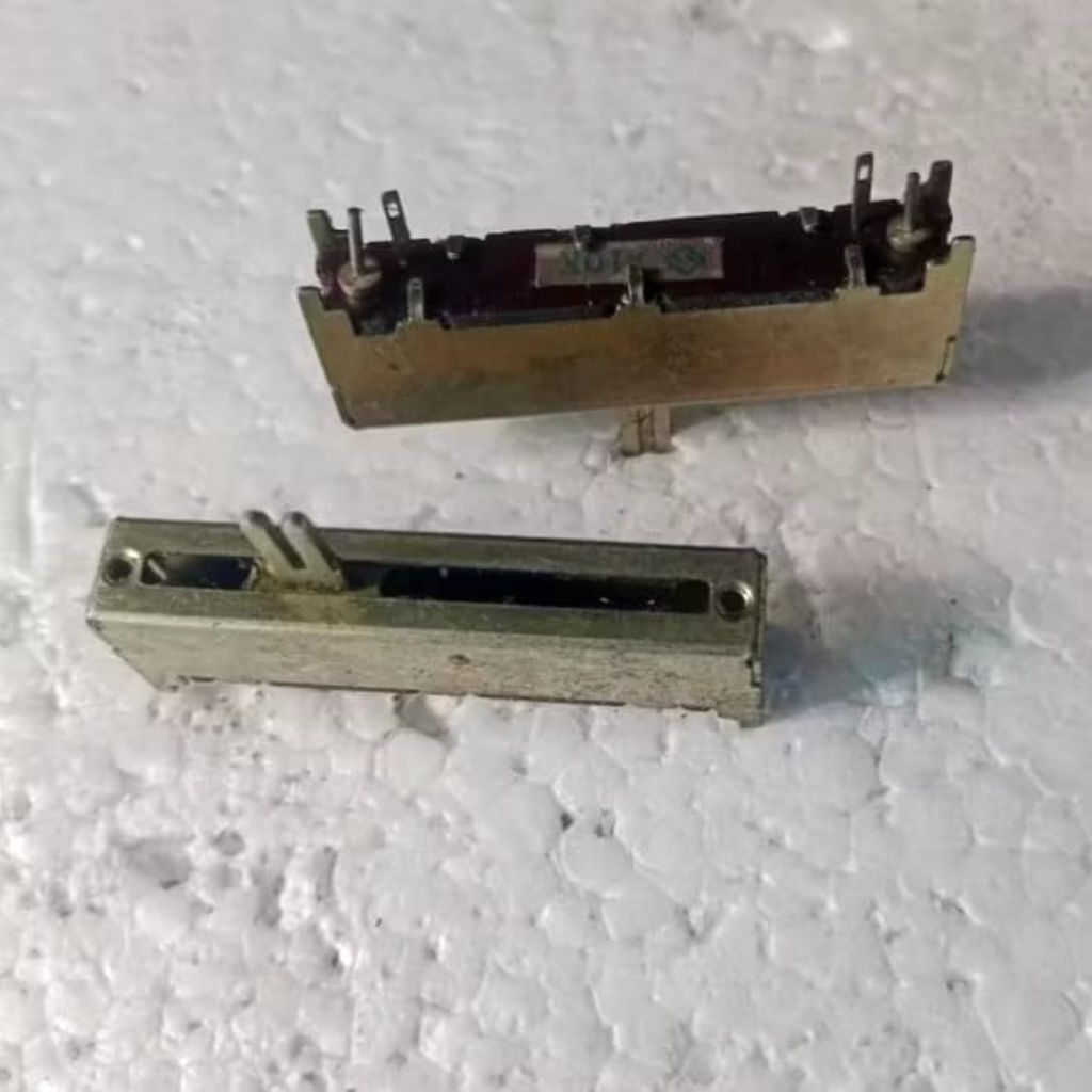 potensio saklar Geser A10K/Slide Switch 4pin (2+2) Harga untuk 1pcs.