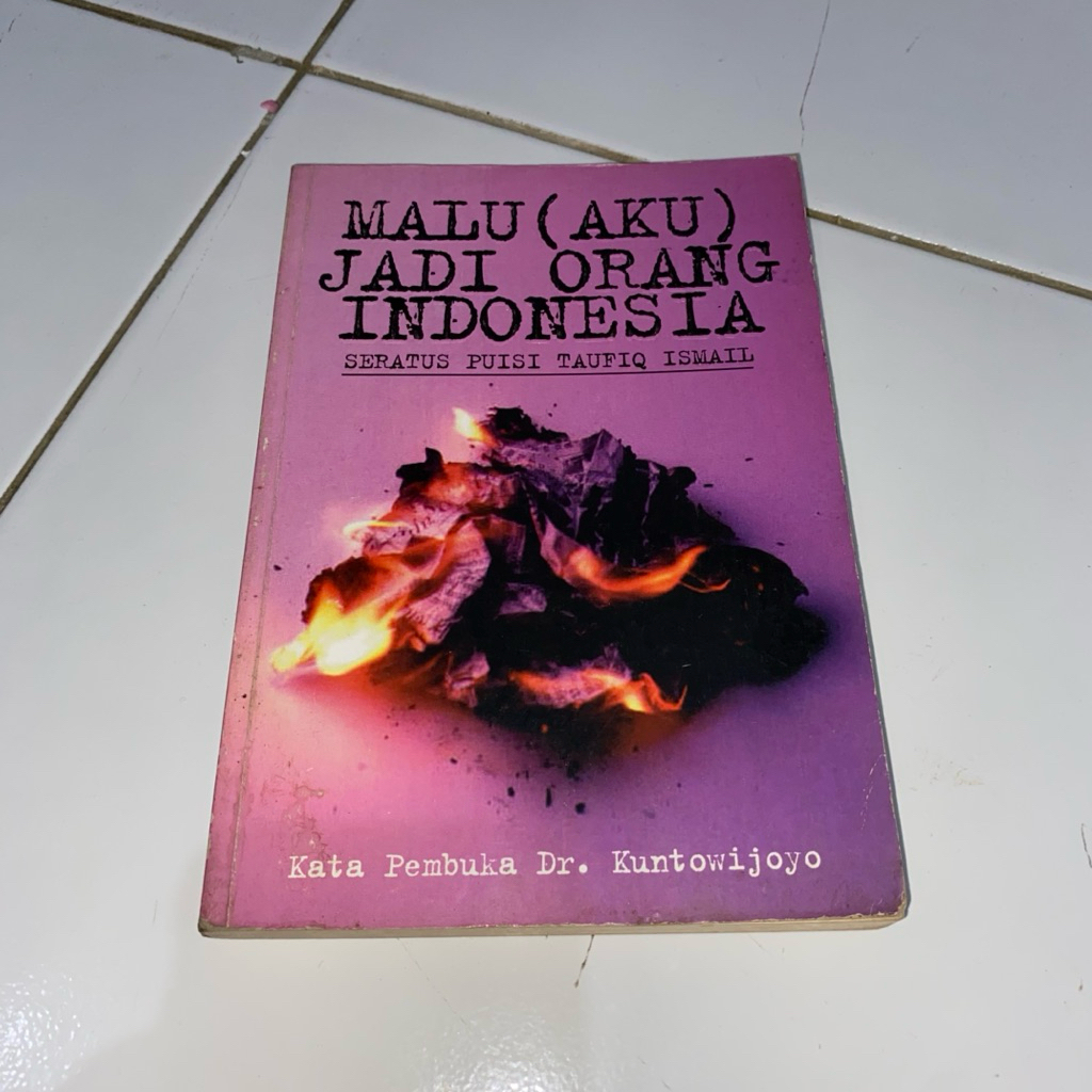 buku seratus puisi taufik ismail, malu (aku) jadi orang indonesia + tandatangan asli taufik ismail