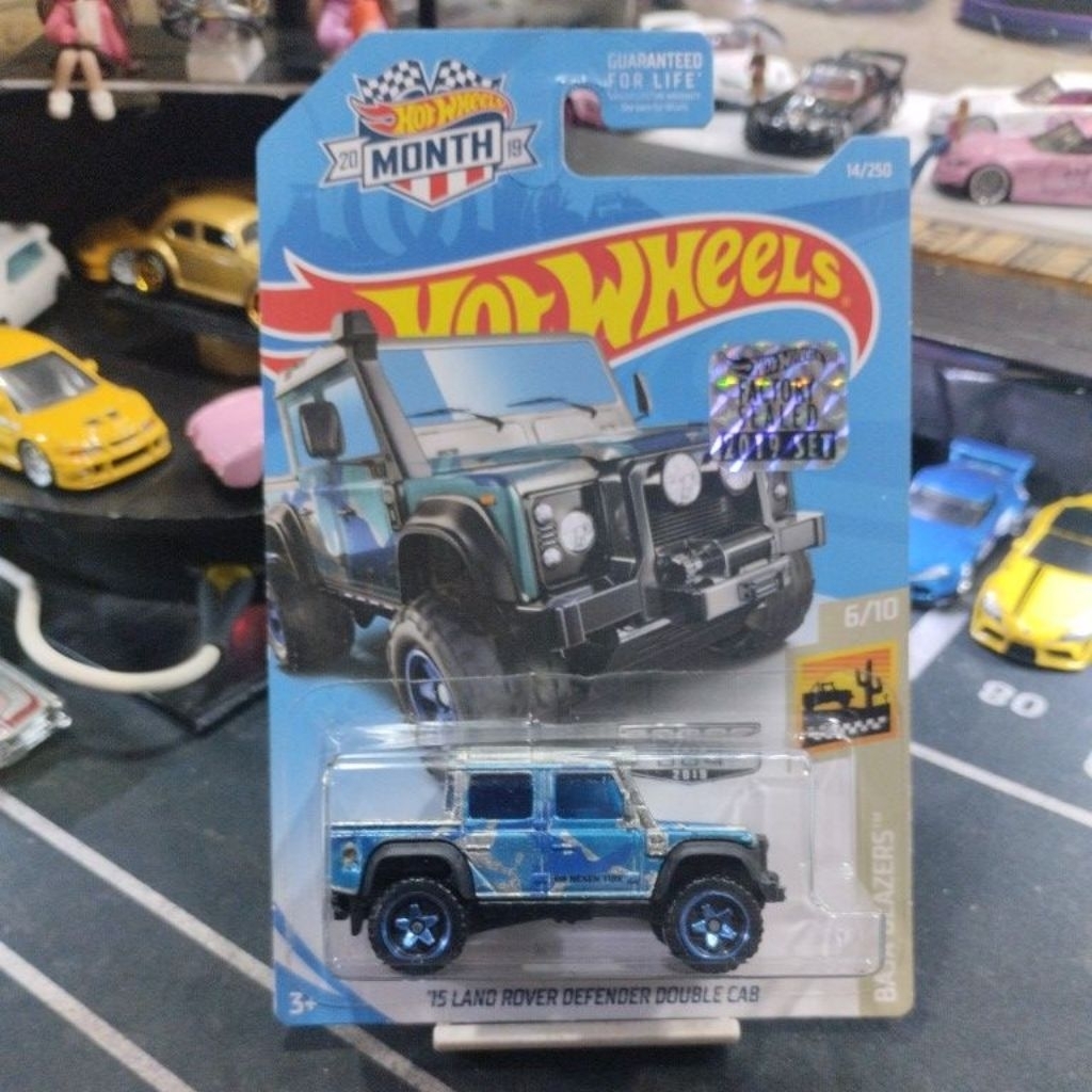 HOT WHEELS LAND ROVER DEFENDER DOUBLE CAB ZAMAC FACTORY SEALED (8)