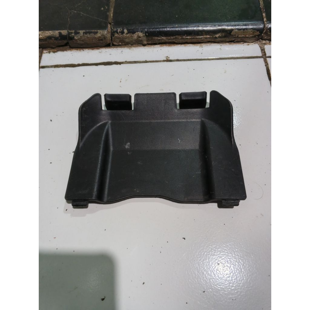 cover tutup aki dalam Honda PCX 150 original copotan