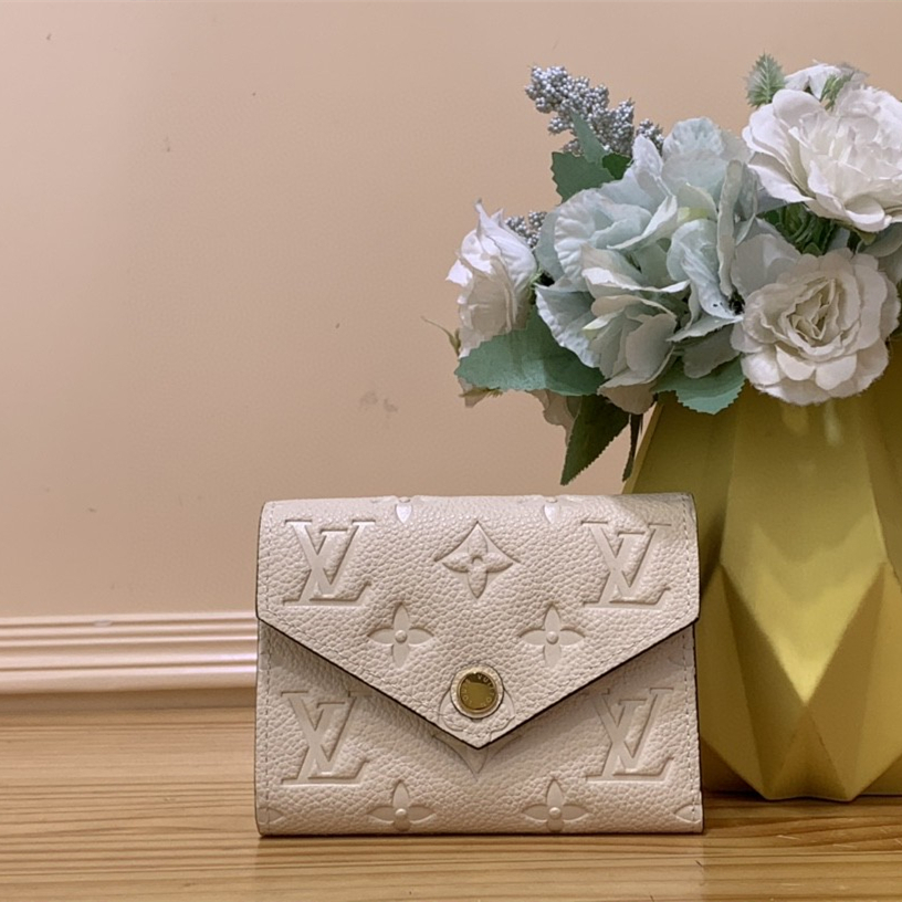 Preloved dari Prancis – Dompet LV Louis Vuitton Victorine ini hadir dalam kulit sapi berwarna krem y