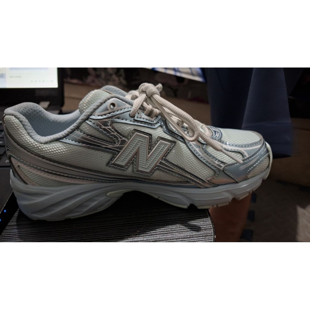 New Balance 740