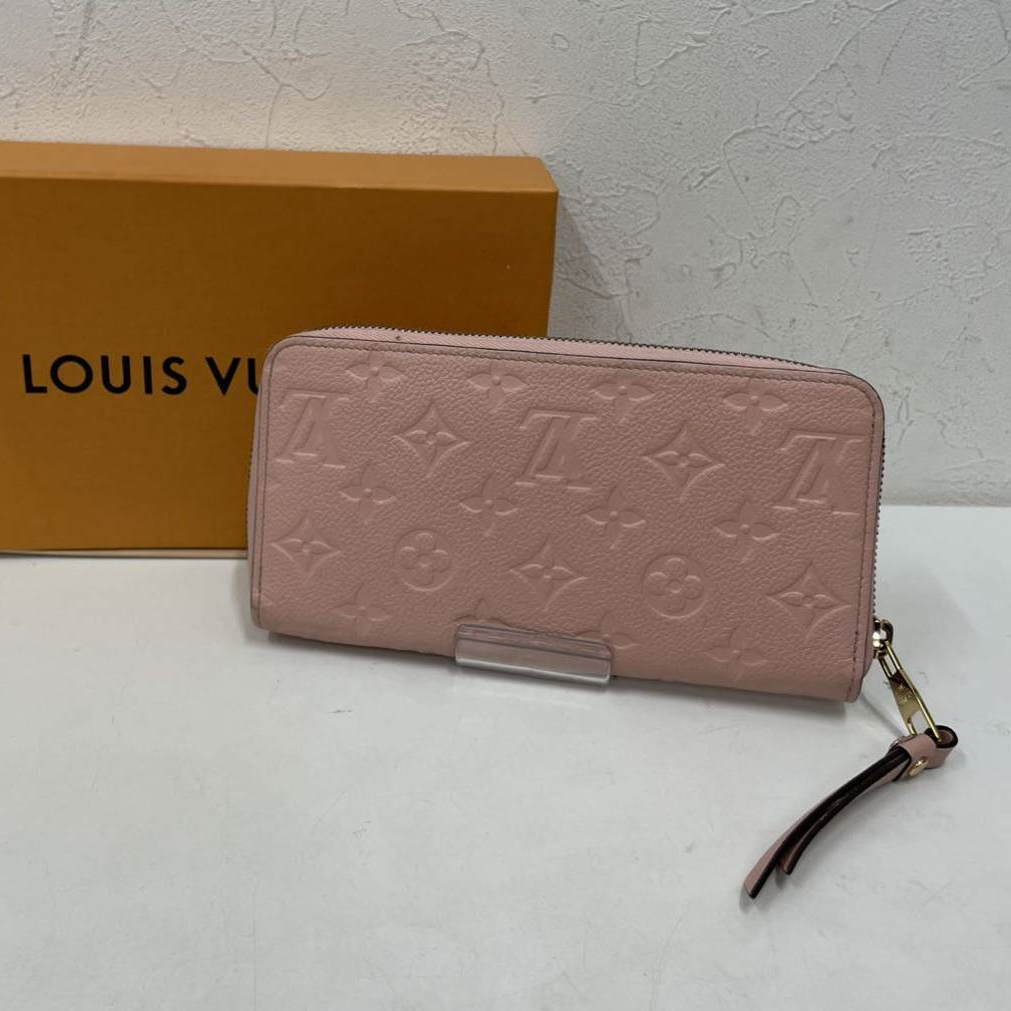 Tas tangan wanita Louis Vuitton bekas dari Prancis, berbahan kulit sapi warna pink dengan motif embo