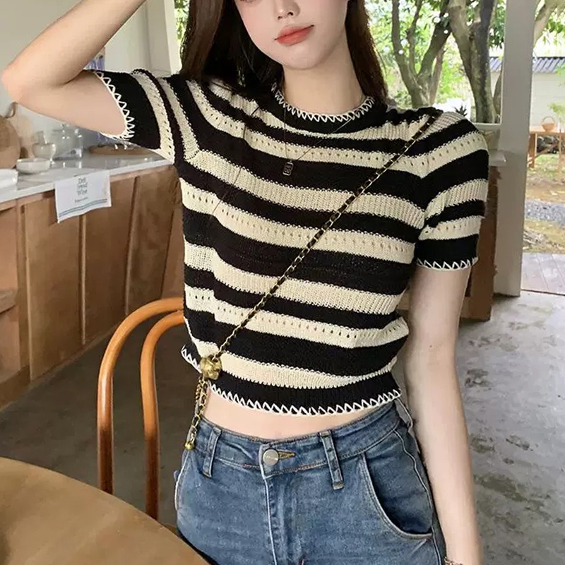 Baju rajutan lengan pendek bergaris-garis wanita sweater pendek seksi