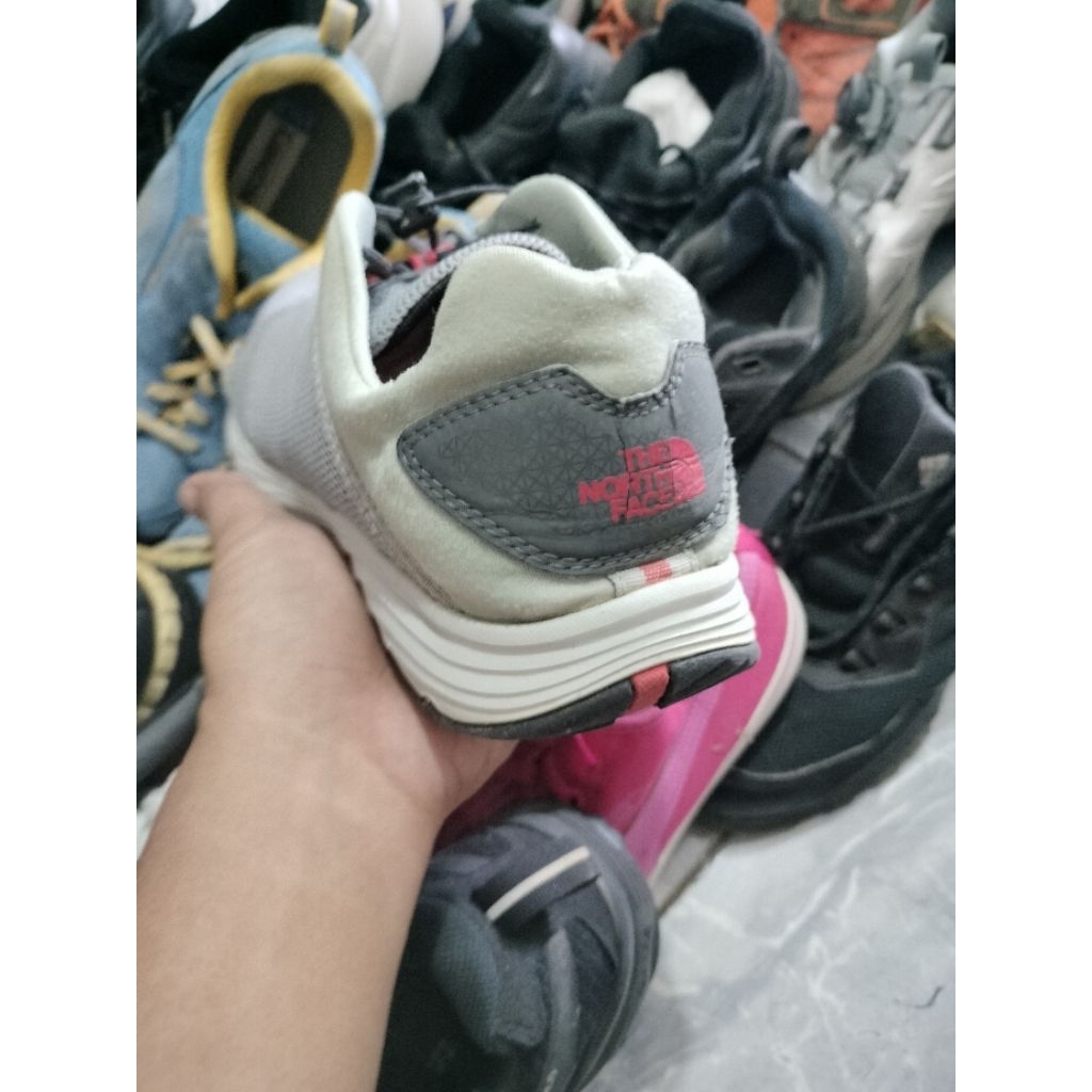 sepatu second original TNF size 40.5/25.5