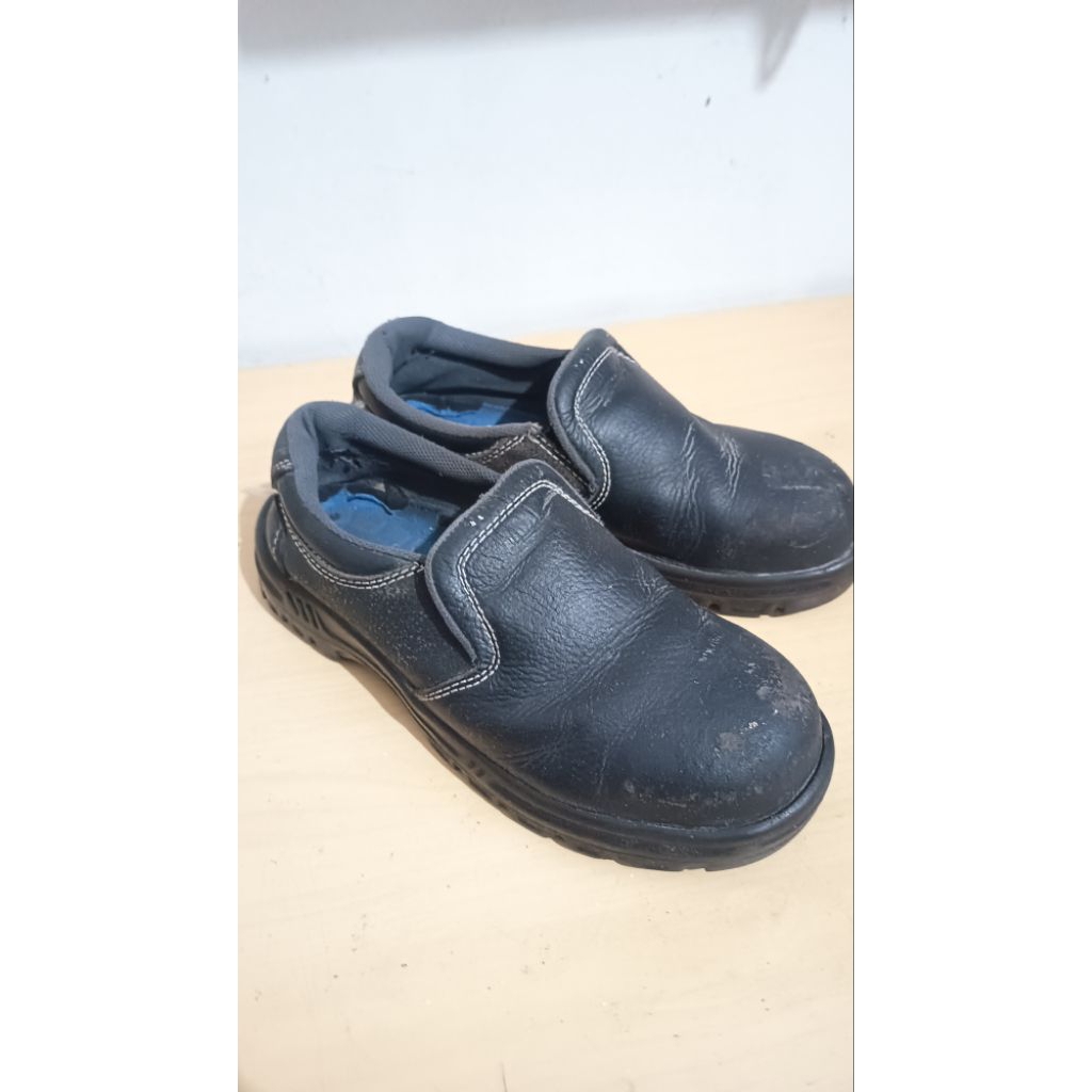 Sepatu safety kent second