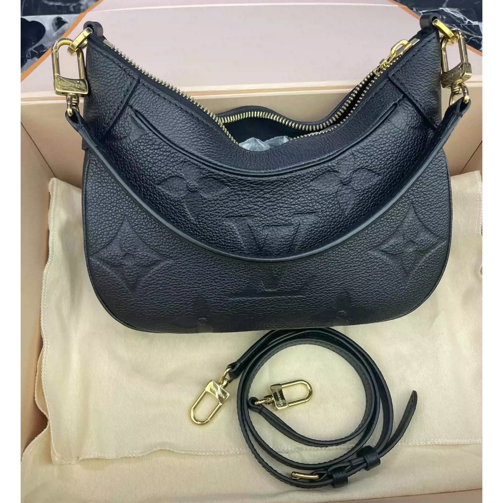 Tas Louis Vuitton Bagatelle M46002, tas model hobo (half-moon bag) berbahan kulit sapi bertekstur em