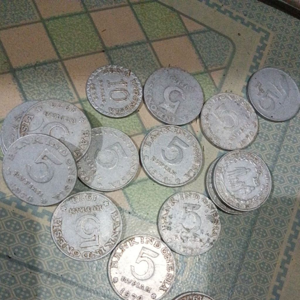 koin 5 rupiah dan koin 10 rupiah