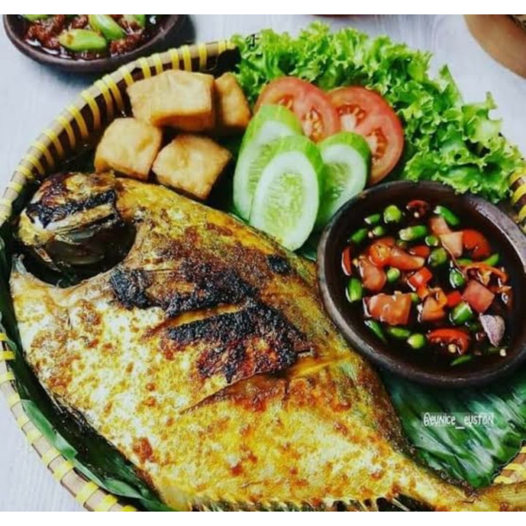 Ikan kuwe bakar dengan bumbu rempah asli