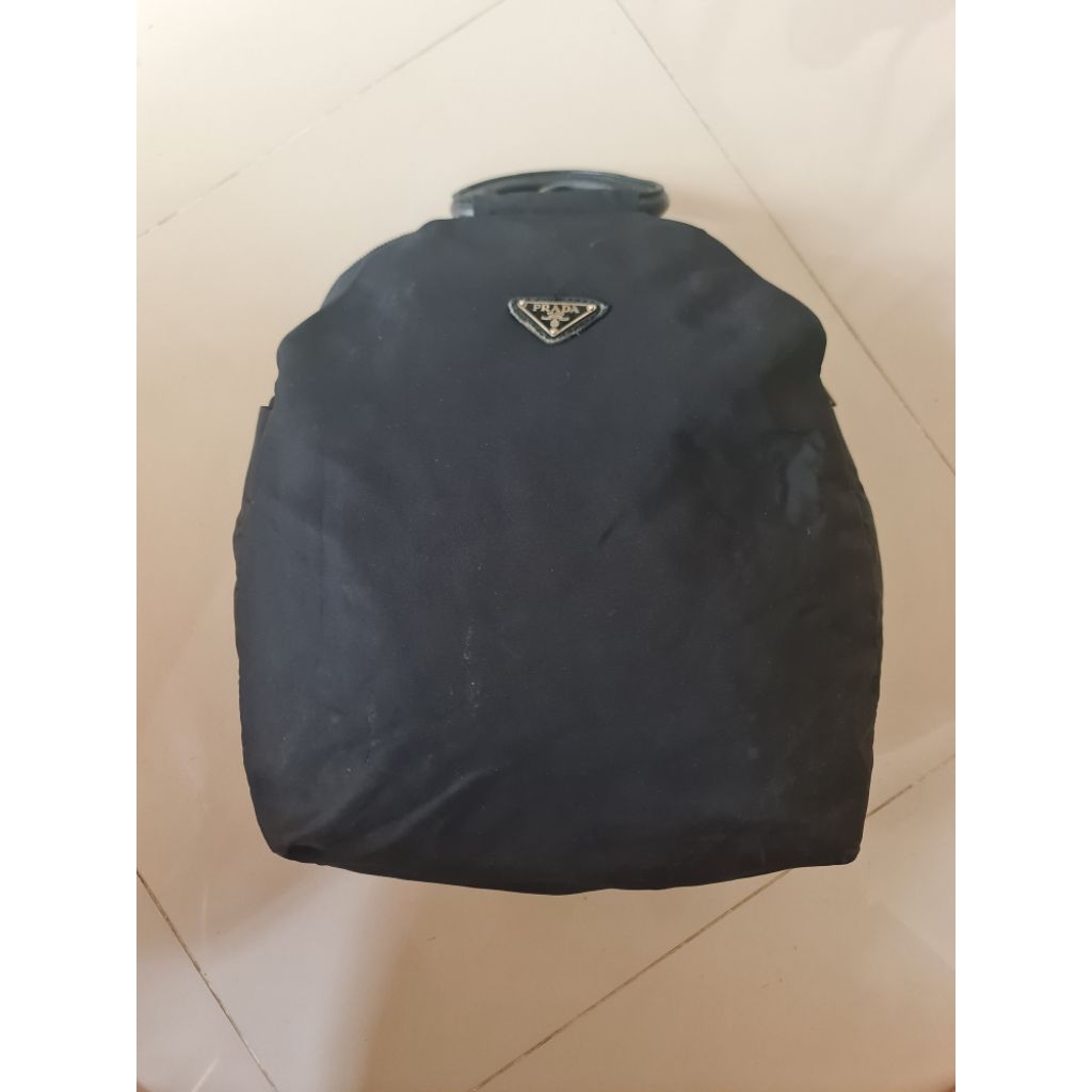 187. Prada Ransel Backpack Unisex Black Preloved Nylon Polyster Size : 33cm x 11.5cm × 35cm