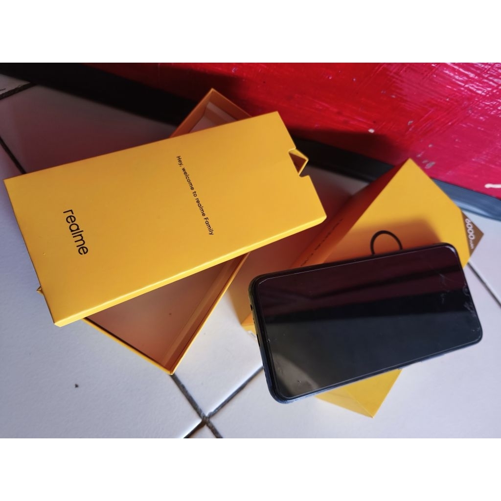 IPHONE 11 256. Realme C15 second