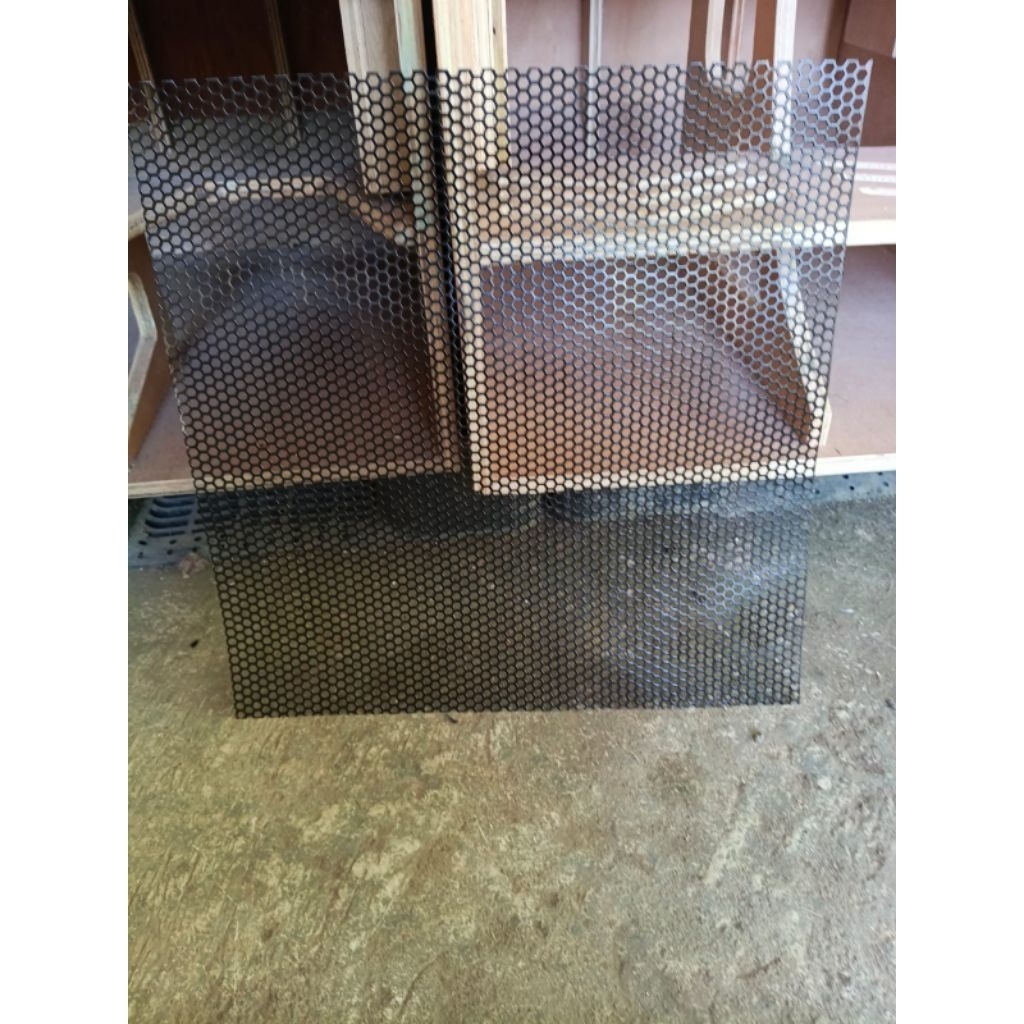 GRIL BESI PLAT BOX SPEAKER 25X25CM CAT HITAM