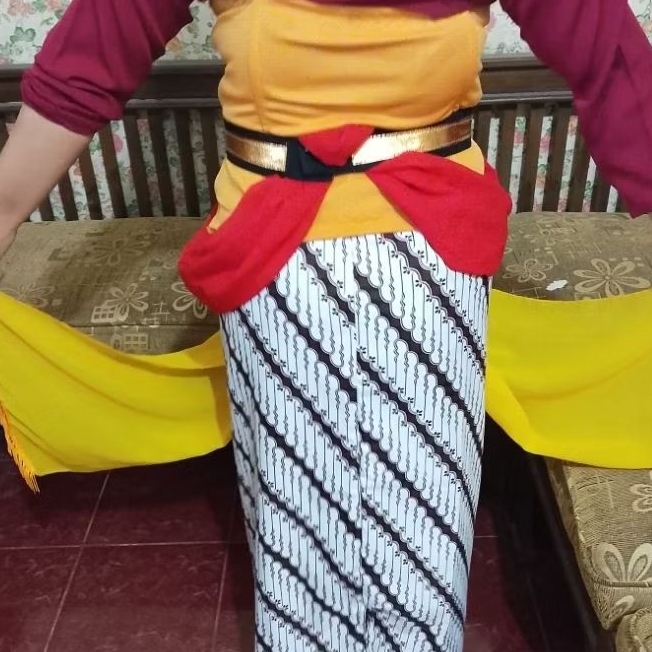 baju tari Seblang olehsari