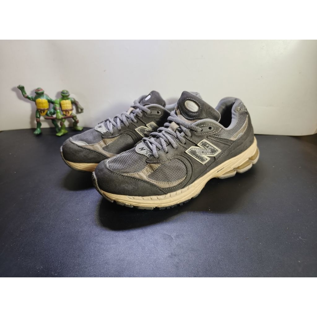 sepatu nb 2002r abu second size 42