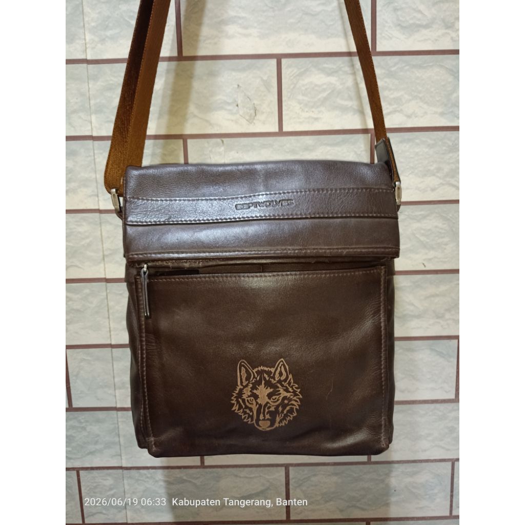 Tas sling Pria Kulit Asli S3PTE0LV3S / Tas Slempang Kulit Asli warna Coklat Tua  /Tas Selempang Pria