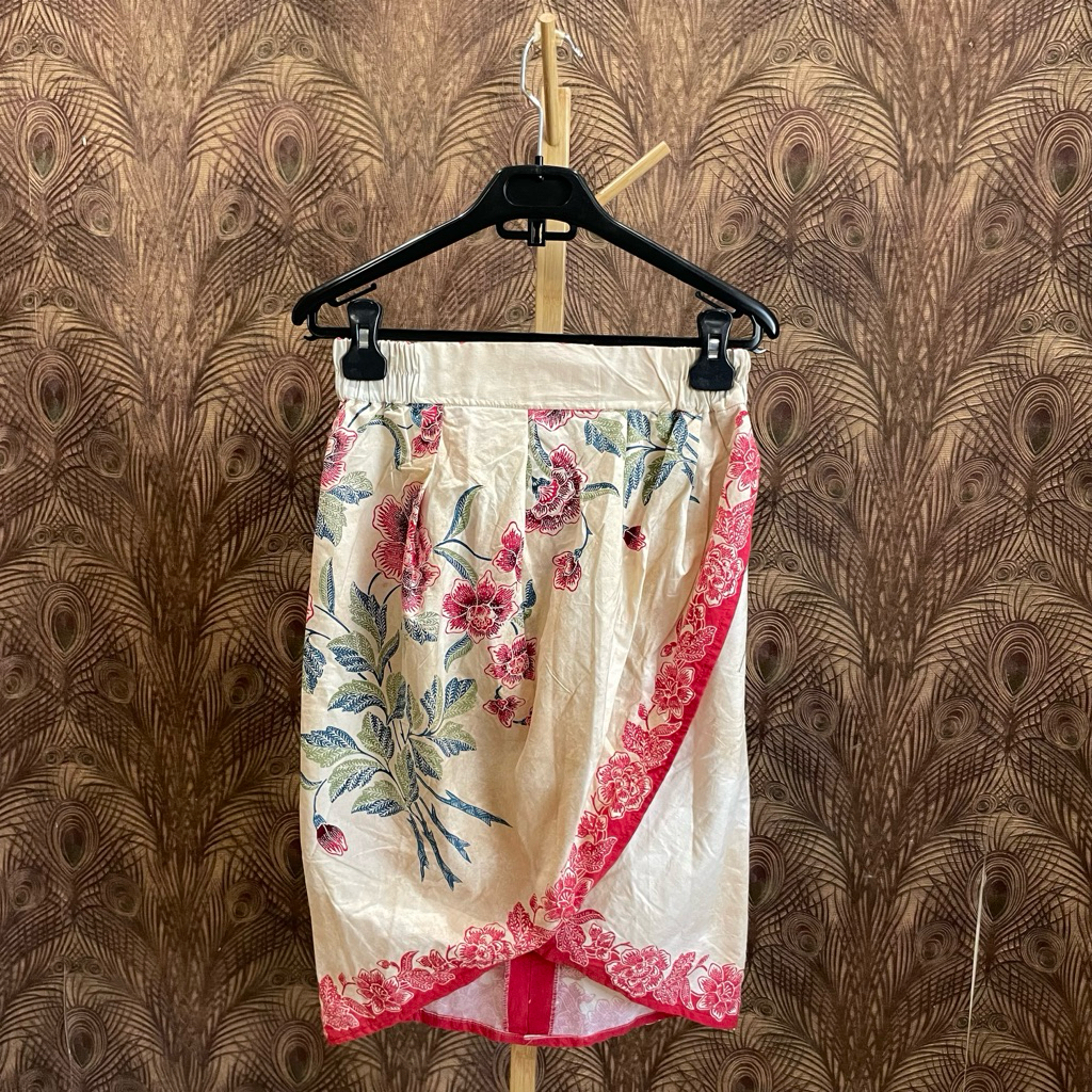 Rok Span Batik Warna Cream Mix Merah Kekinian