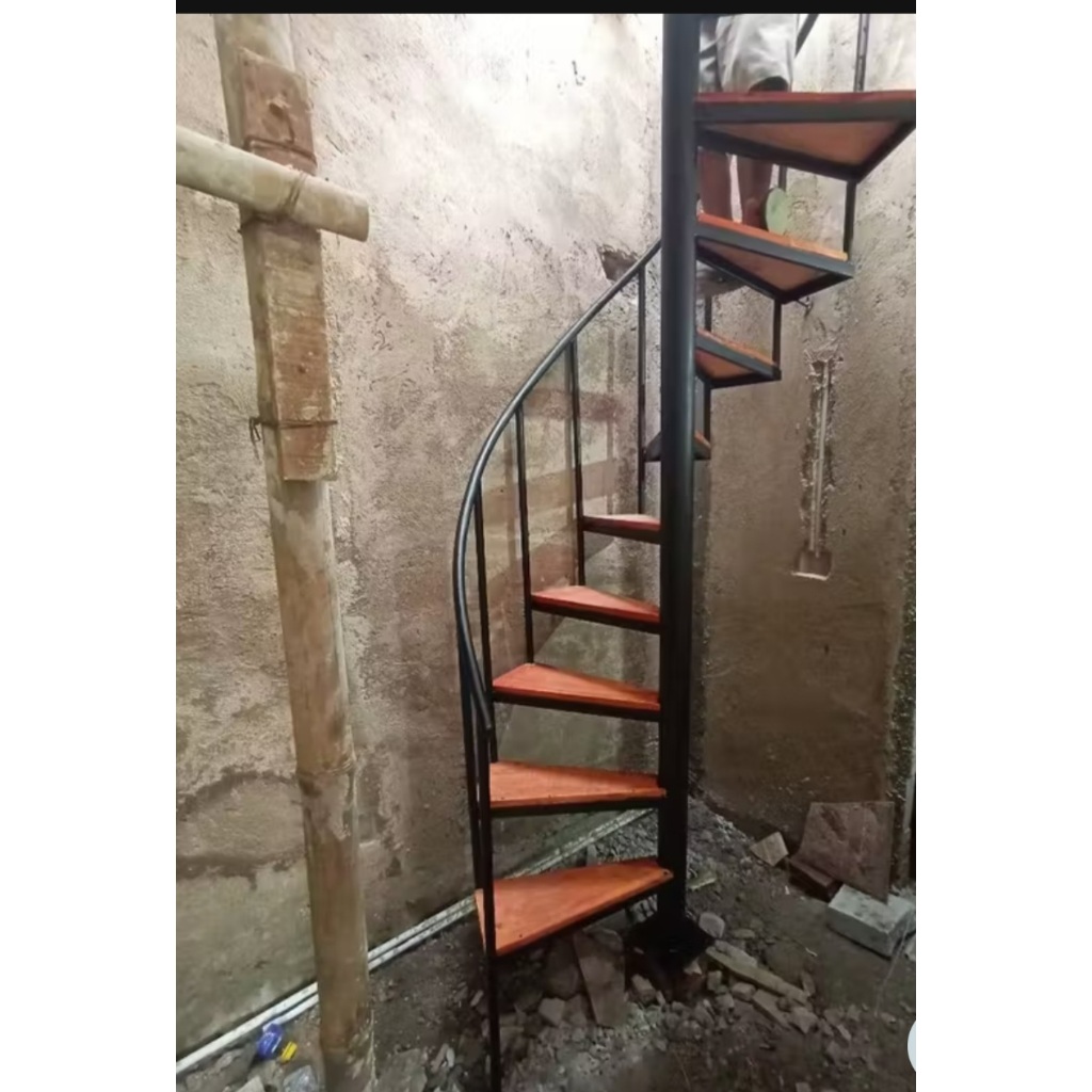 Tangga Putar Besi, Pijakan Kayu, atau Plat Besi, Tangga Besi, Tangga Putar Kombinasi Kayu,