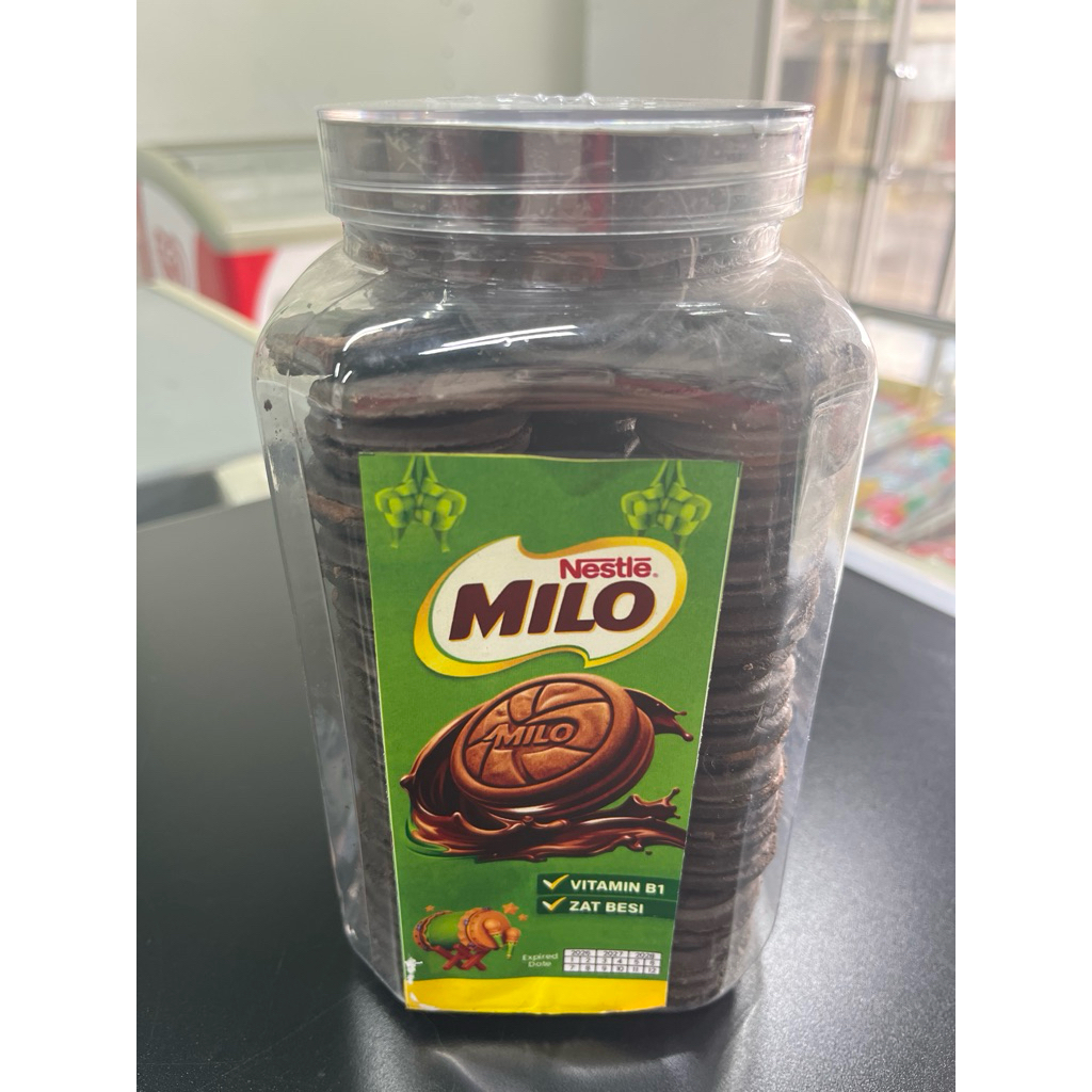 Milo biscuit toples