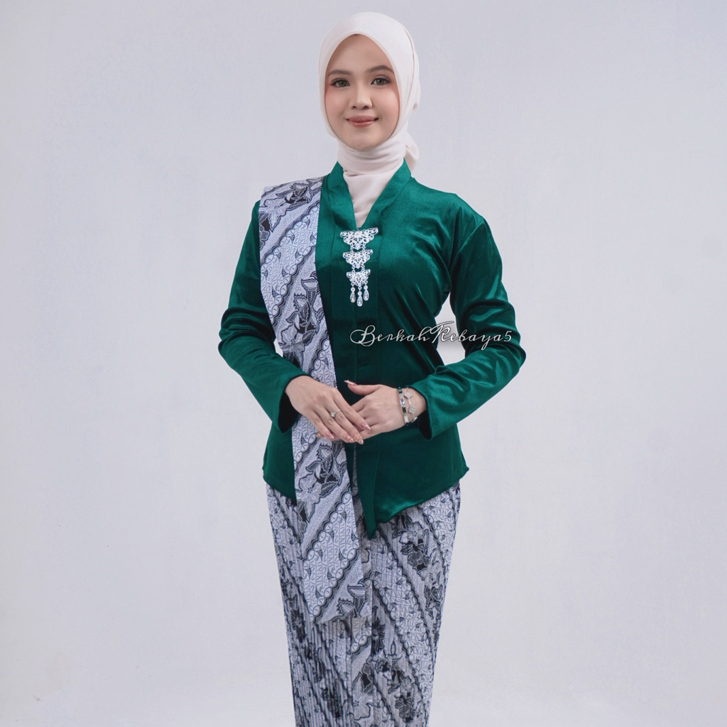 Setelan Kebaya Encim Bludru Warna Hijau Botol  / Kebaya + Selendang + Jarik Wiru Plisket Motif Paran