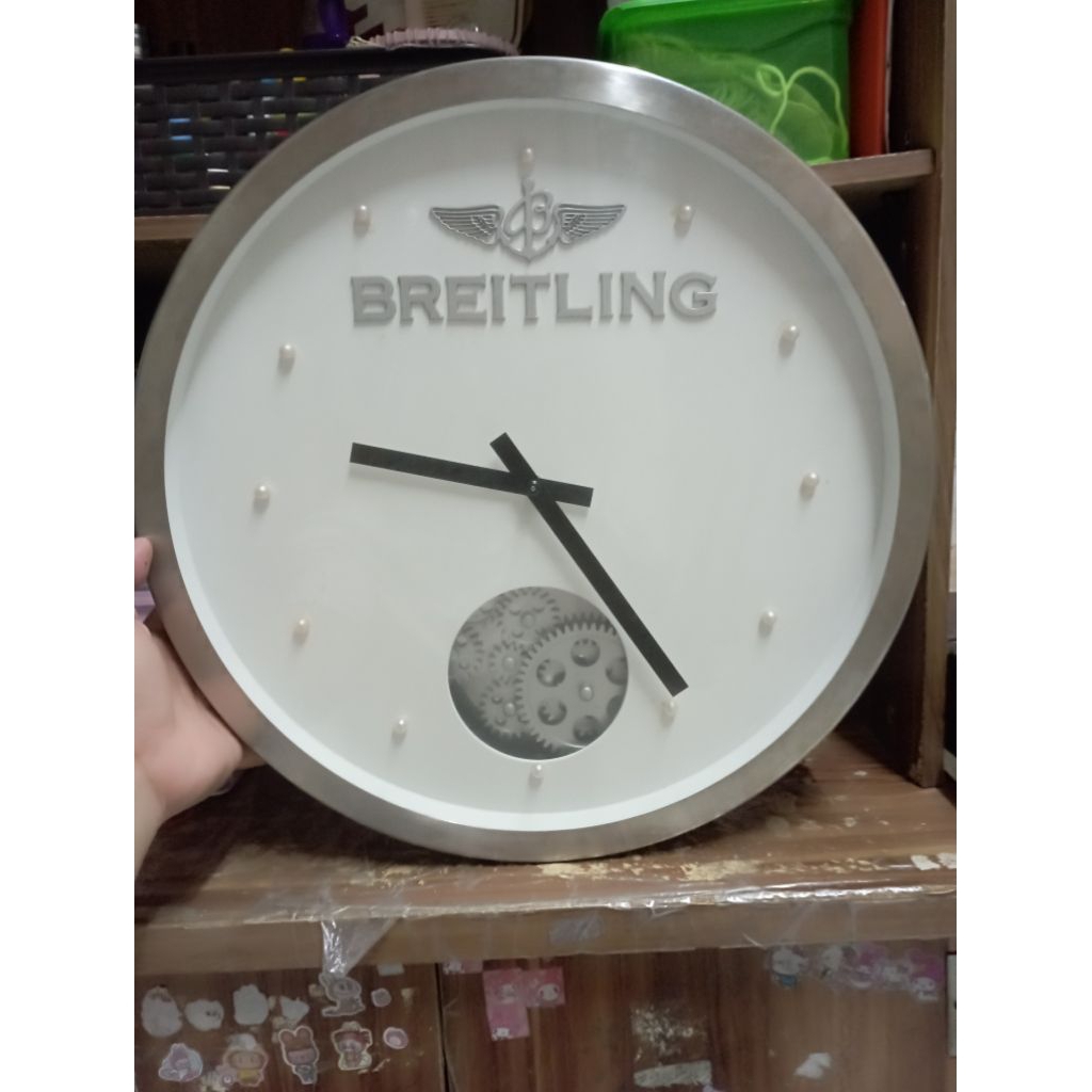 jam dingding breitling unik