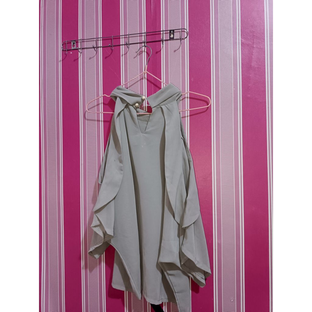 Preloved Baju Atasan Bolong Bahu Abu2