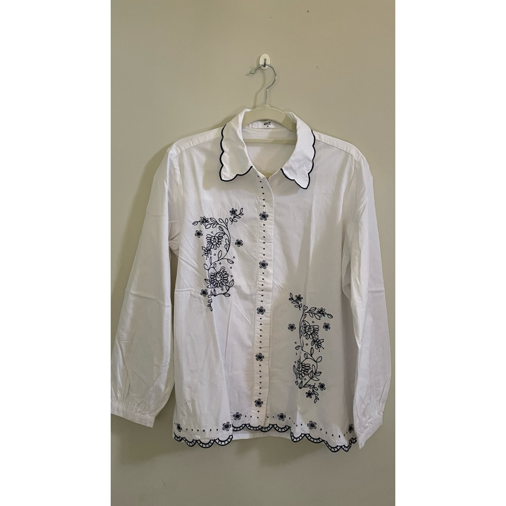 blouse exit putih