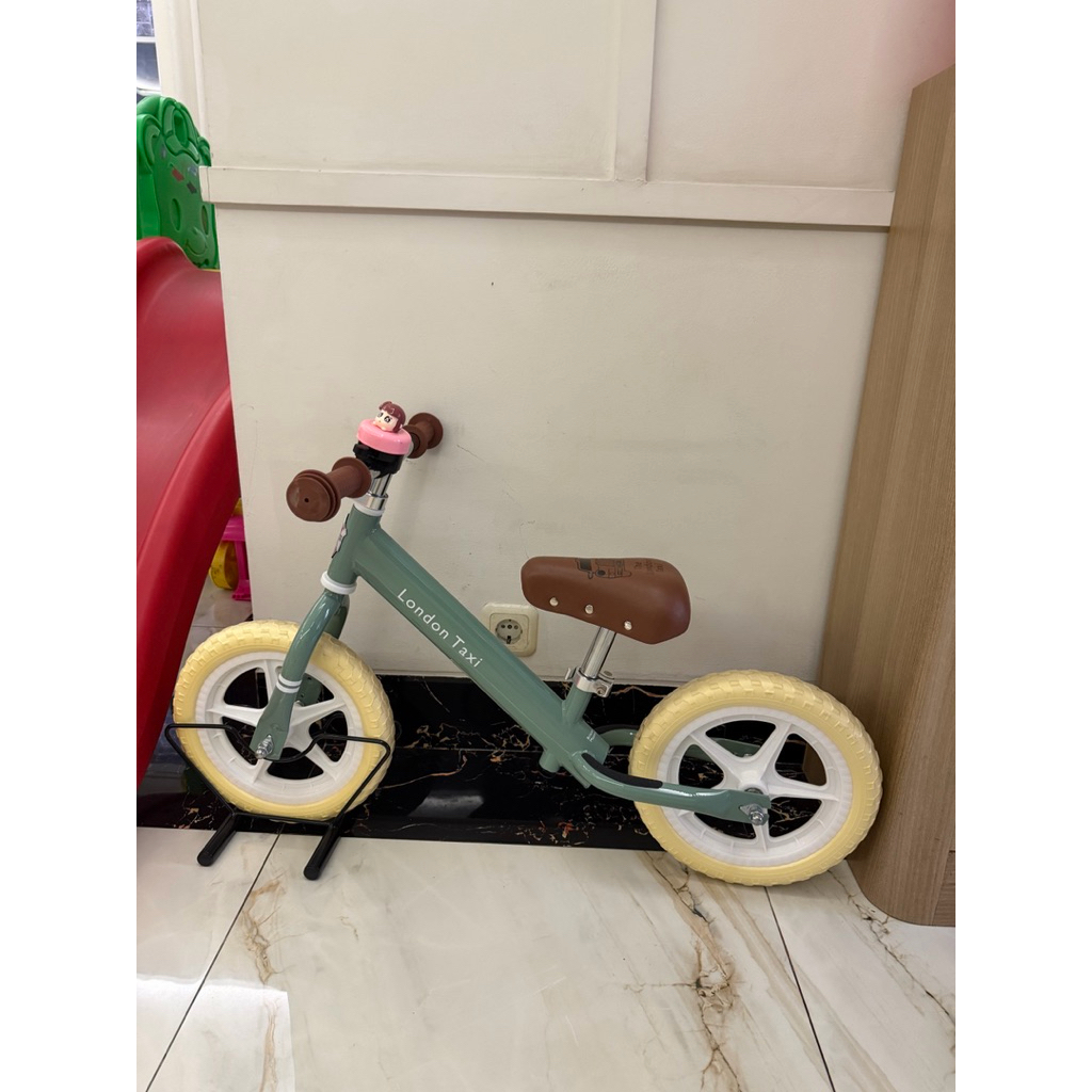 preloved london taxi balance bike