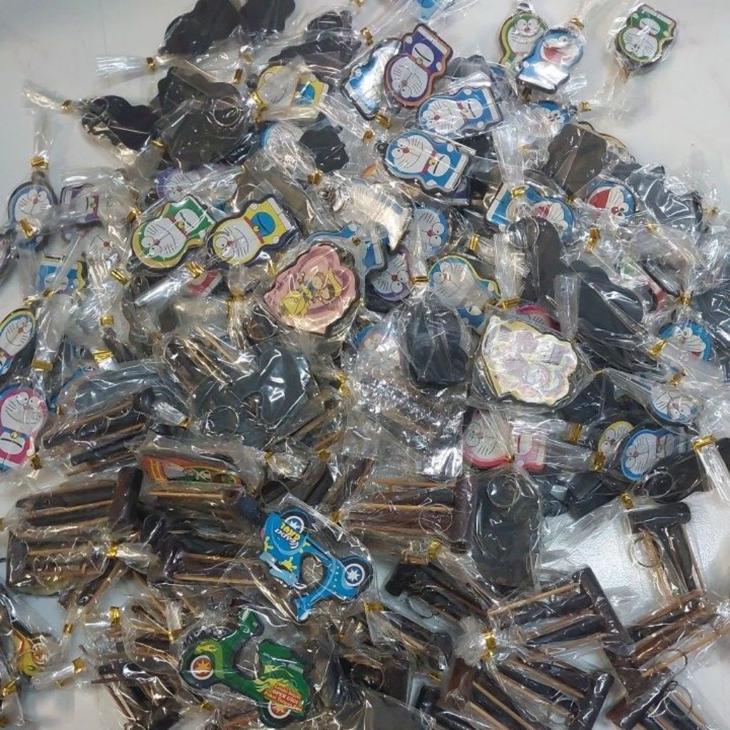 Souvenir gantungan kunci plastik gambar motif sovenir