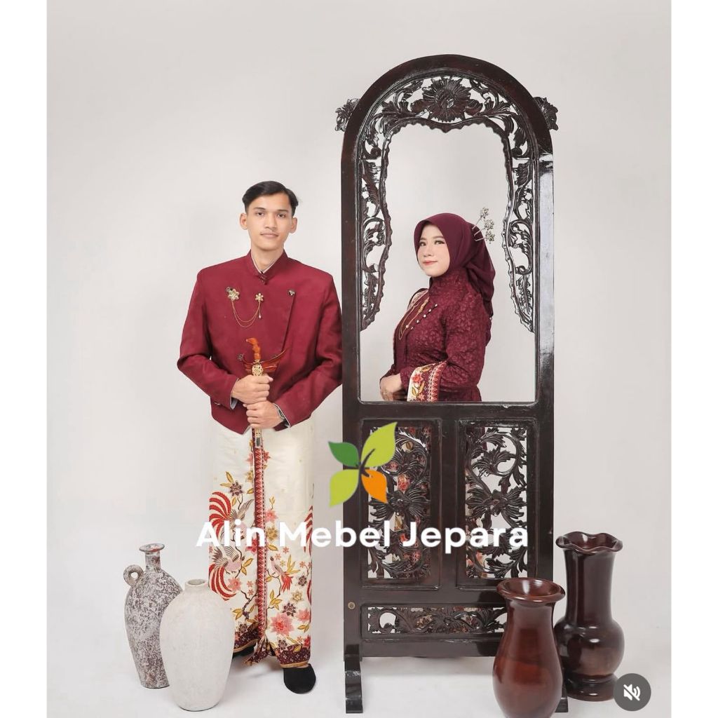 Gebyok ukir studio foto , kursi prewedding , backdrop prewedding