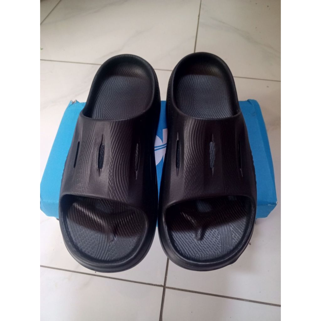 sendal jepit sendal slip on branded  hoka size 43-44 second