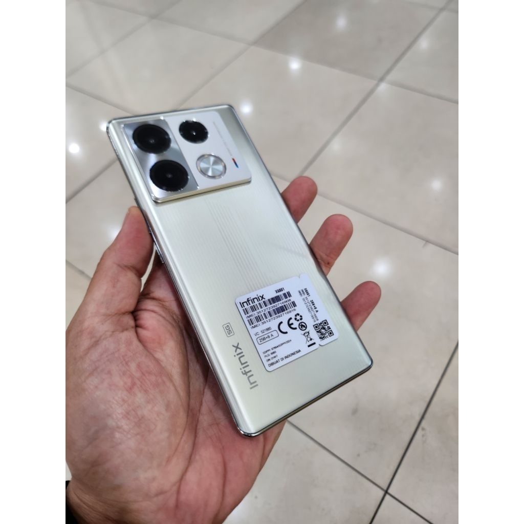infinix note 40 pro 5G 8/256 like new tanpa minus garansi panjang