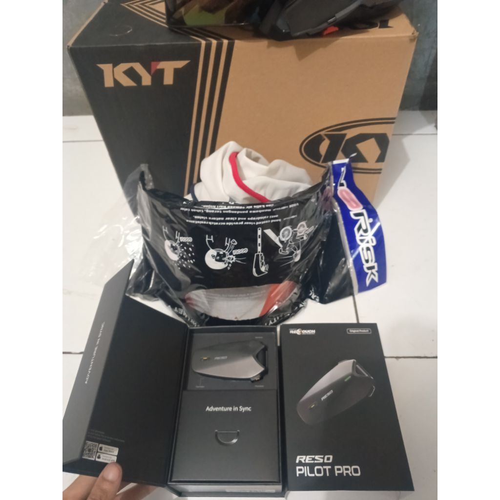 Helm KYT TTR JET dan Intercom Reso Pilot Pro