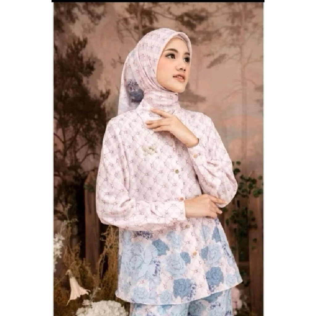 Rosette Blouse Wearing Klamby