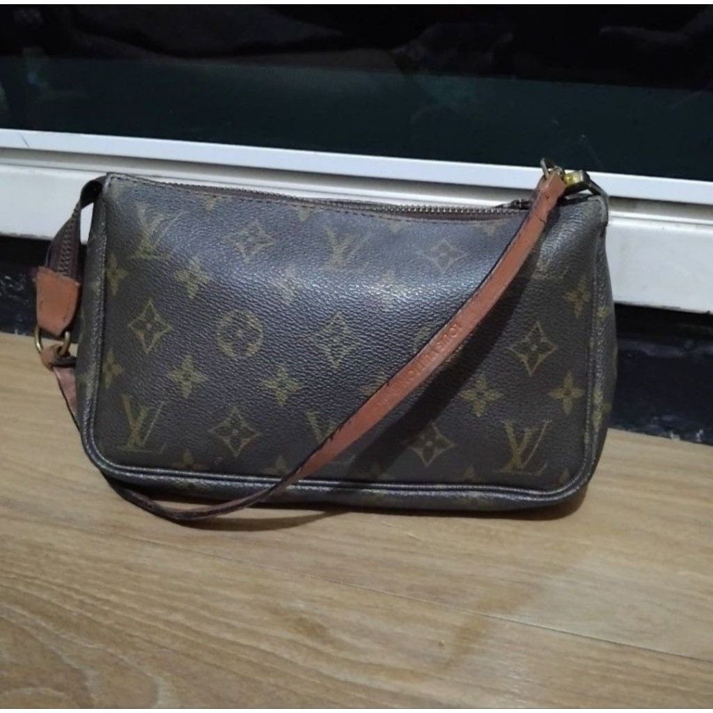 LV Pochette