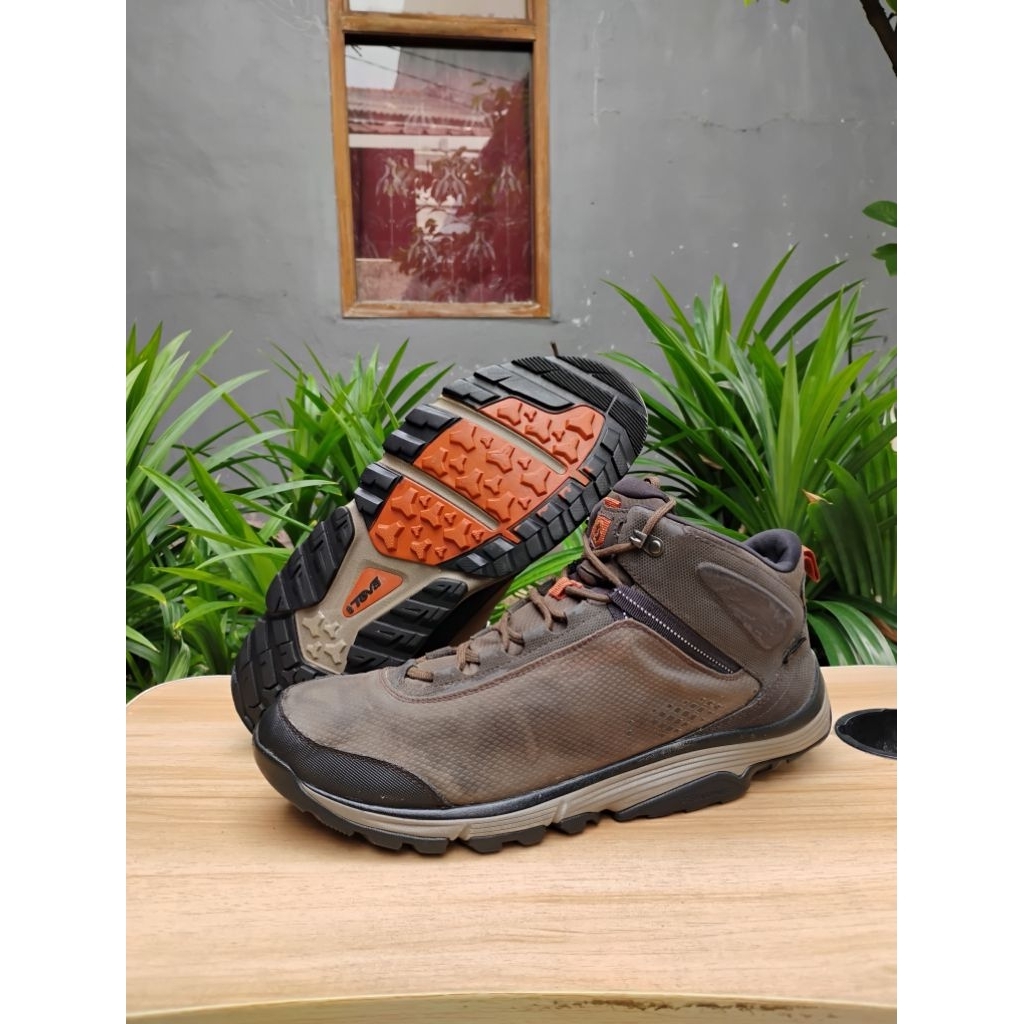Teva Surge Mid eVent hiking shoes
