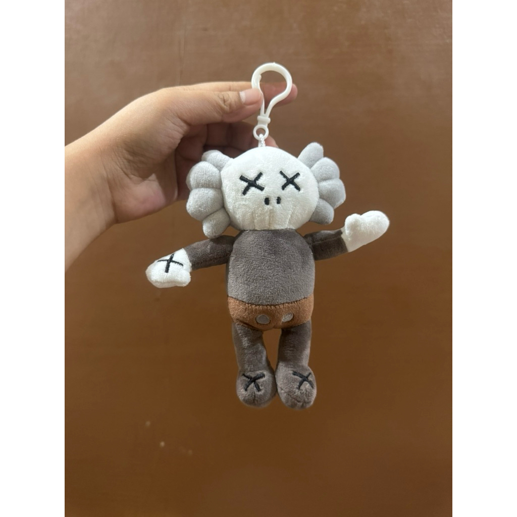 Boneka Gantungan Kunci Karakter Kaws size 17cm / Boneka Gantungan Kunci Kaws Lucu / Boneka Kaws Keci