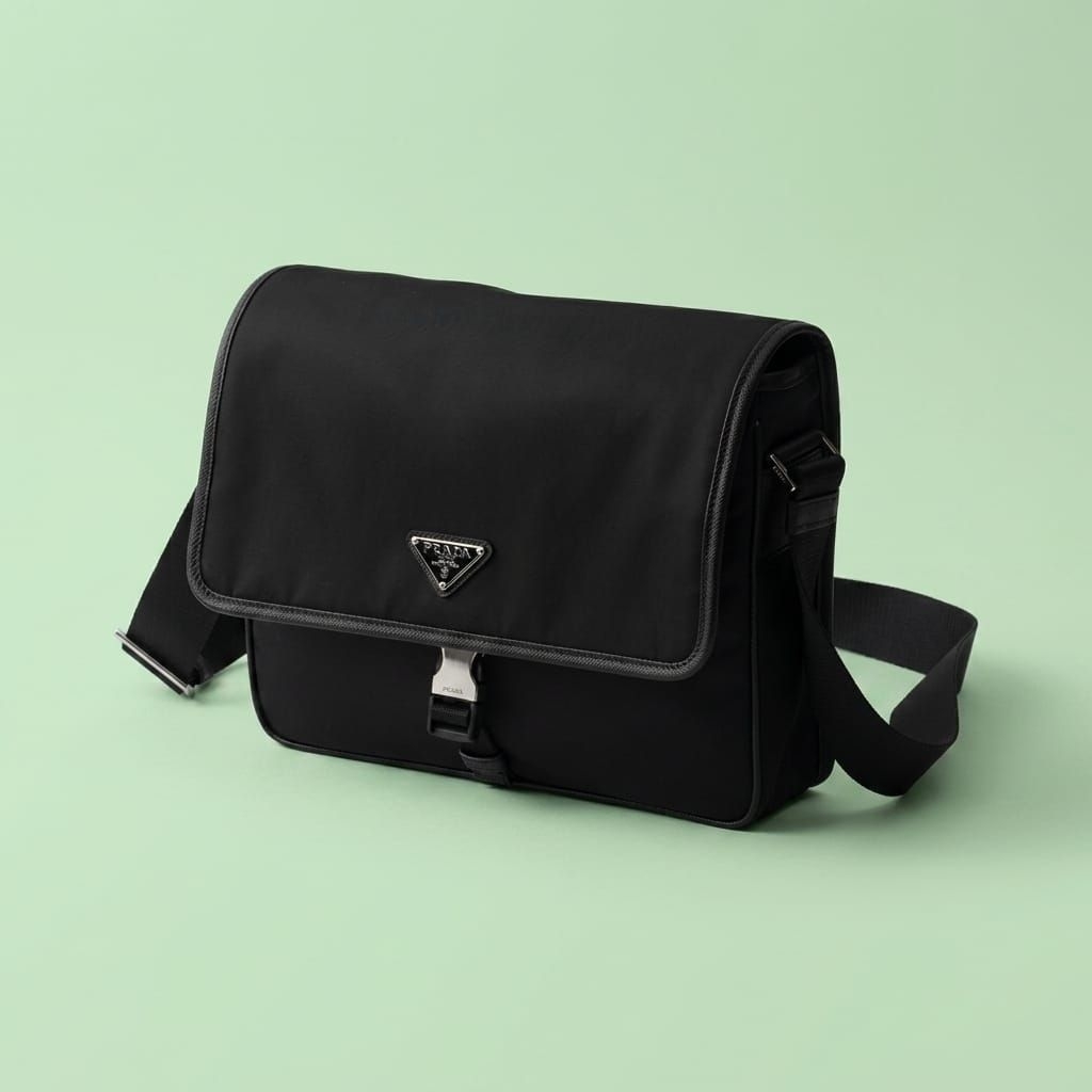 Tas PRIA Selempang Brand PRADA dengan Penutup dari Re-Nylon dan Kulit Saffiano Warna Hitam 100% ORIG